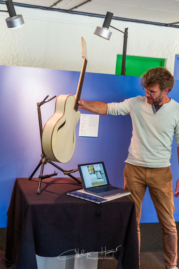 Présentation de la pièce de maîtrise, une guitarepar le stagiaire Jérome DUBOURG